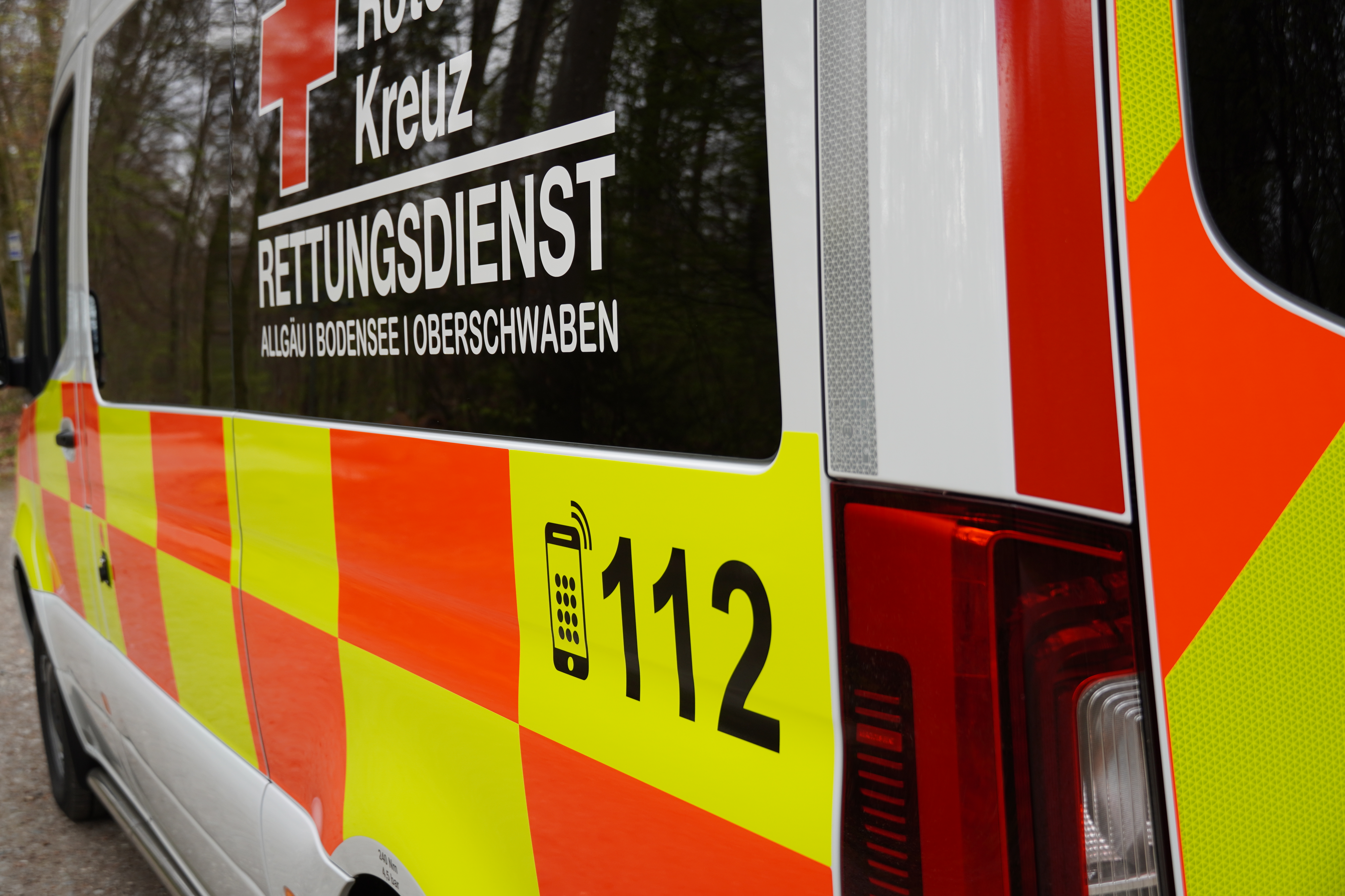 Krankentransportwagen des DRK Rettungsdienst Bodensee-Oberschwaben in der Seitenansicht